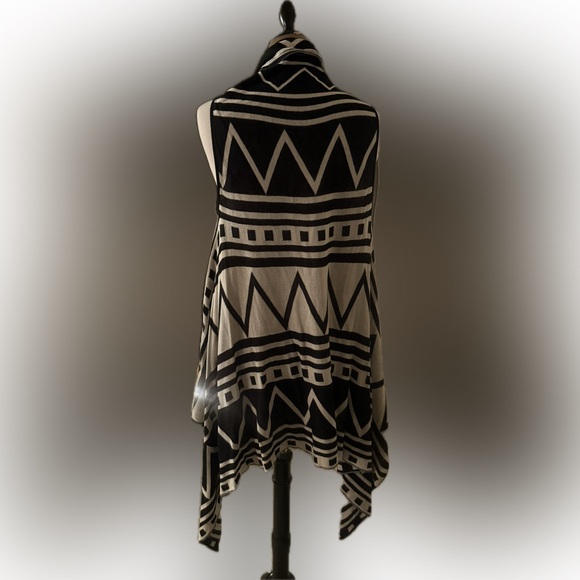 Black and Cream Soft Drapey Vest - Picture 4 of 4